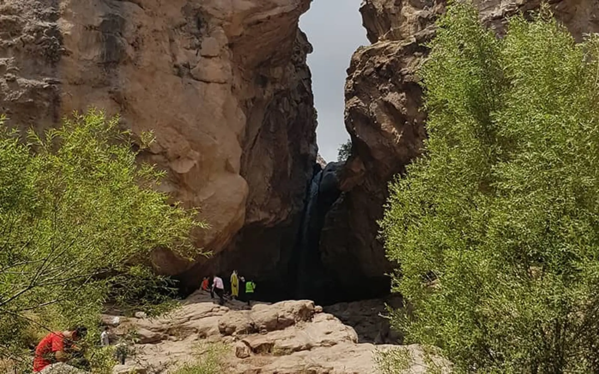 جریان رودخانه در مسیری کوهستانی
