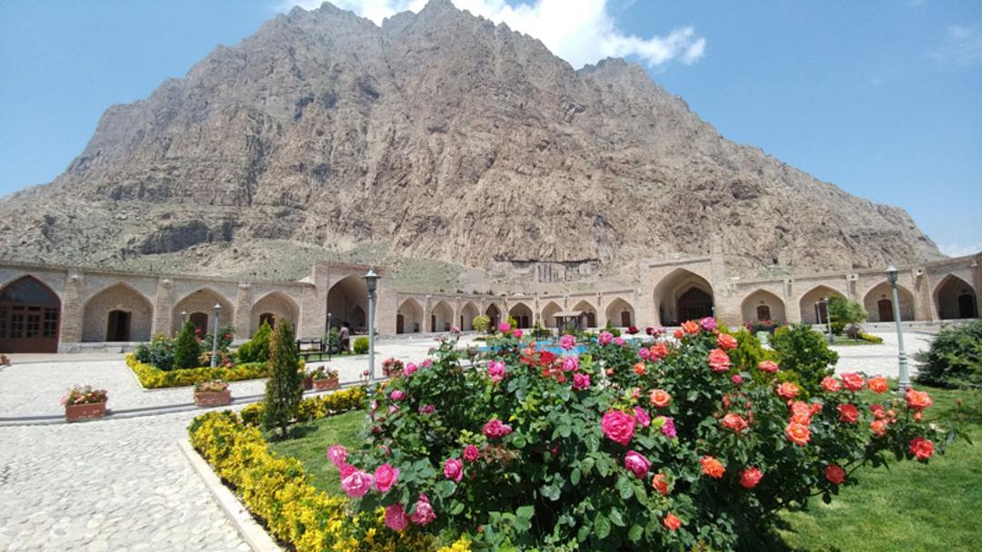 گل‌کاری‌های کاروانسرای شاه عباسی بیستون