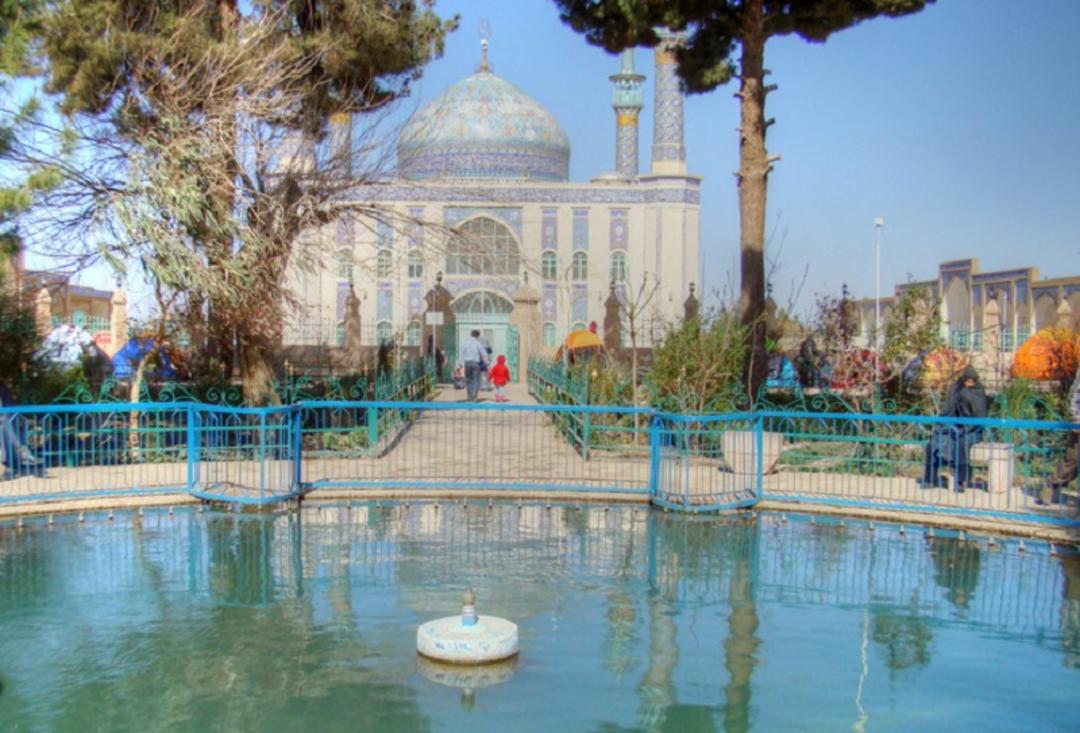 نصویری زیبا از مزار سلطانی بیدخت و حوض جلوی بنا