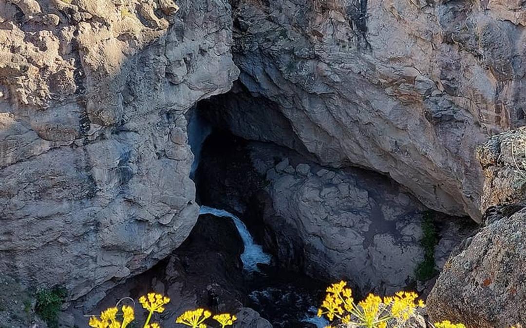 جریان رودخانه در مسیری کوهستانی