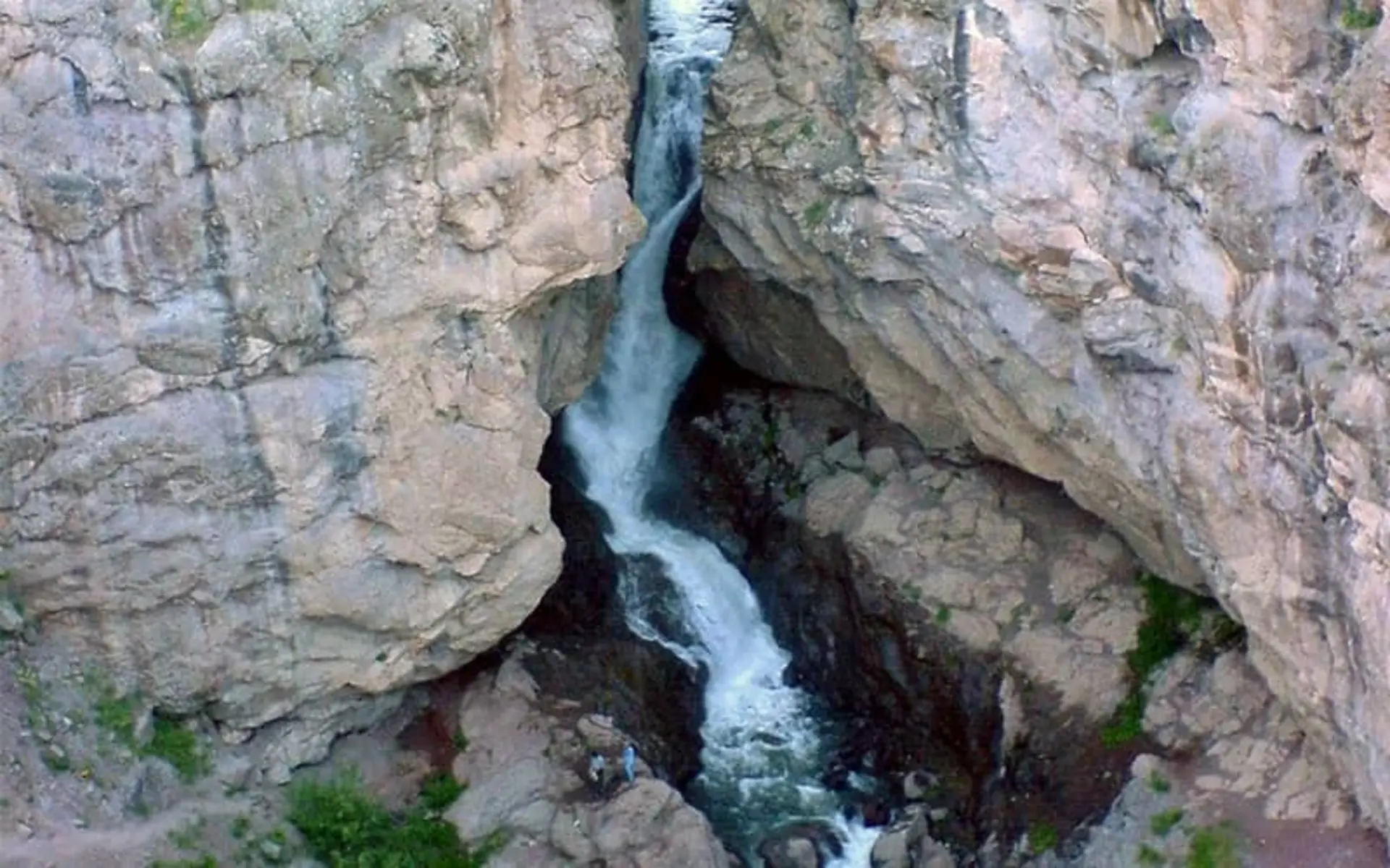 جریان رودخانه در مسیری کوهستانی