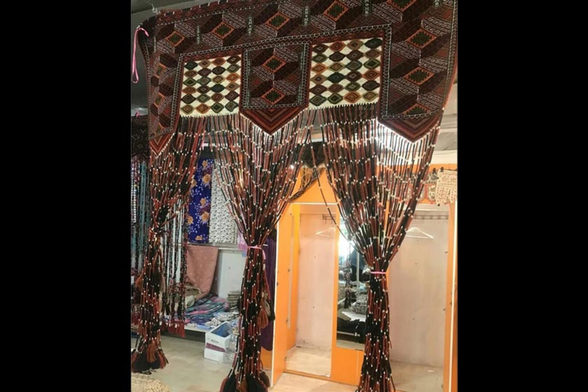 فروش صنایع‌ دستی در بازارچه سنتی ترکمن متل قو