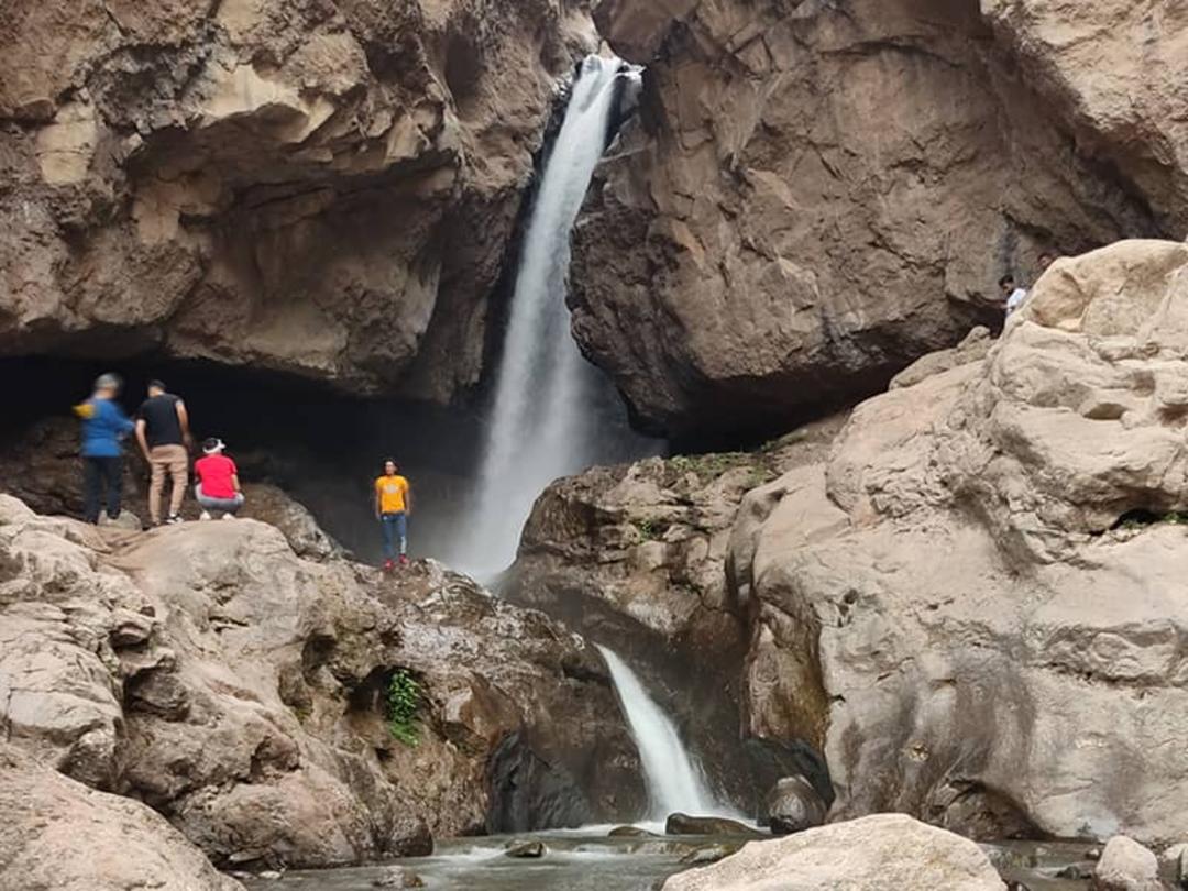 جریان رودخانه در مسیری کوهستانی