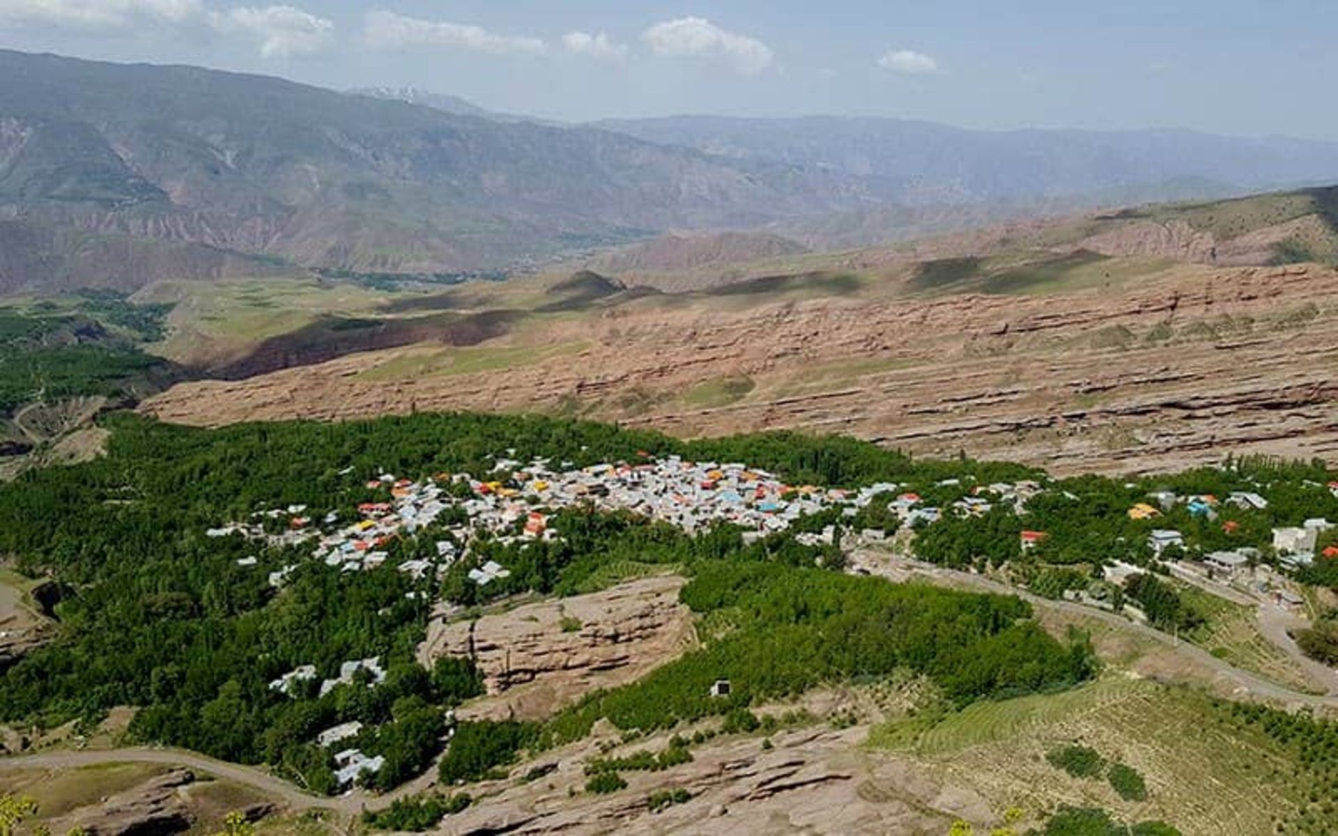 روستایی کوهستانی و سرسبز