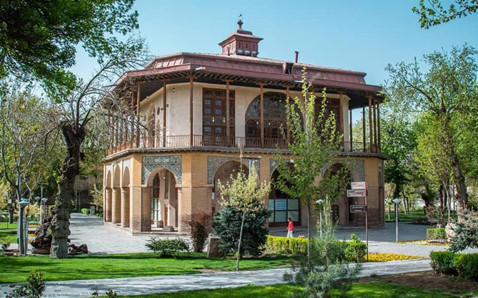 عمارتی دو طبقه با چندین ستون در هر دو طبقه