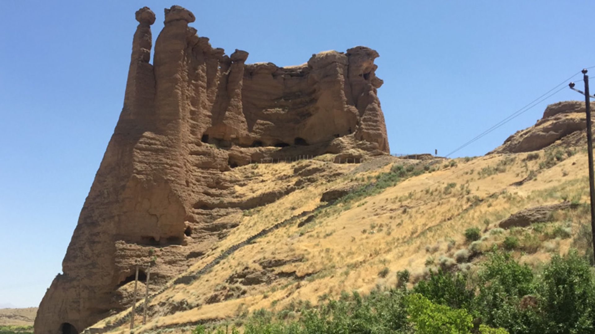 قلعه بهستان پناهگاه حیات‌ وحش انگوران