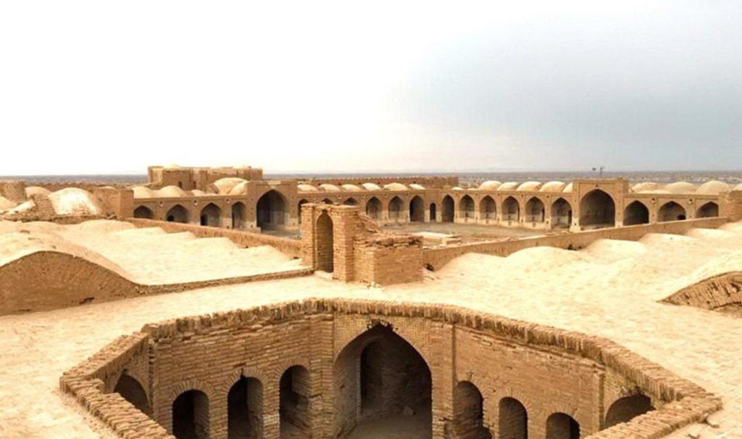 معماری کاروانسرای دیر گچین