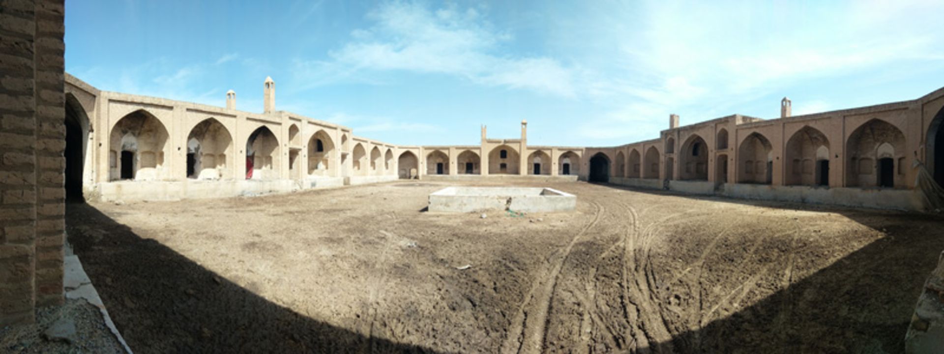 حیاط کاروانسرای حوض سلطان