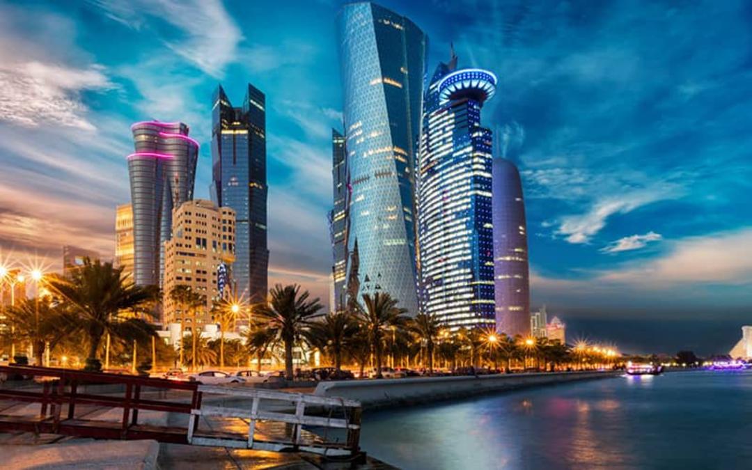 چندین آسمانخراش مدرن در کنار دریا در شب