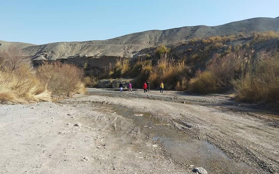 جاده ای خاکی در منطقه ای کوهستانی