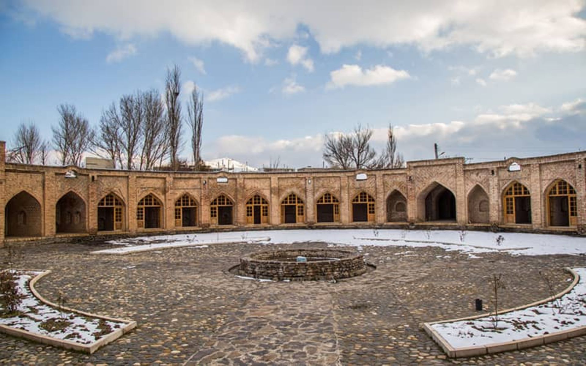 کاروانسرای تاج آباد