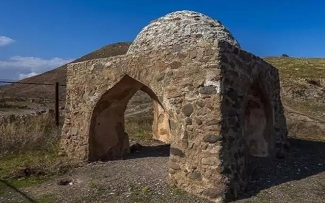 نمای نزدیک از آتشکده الزین