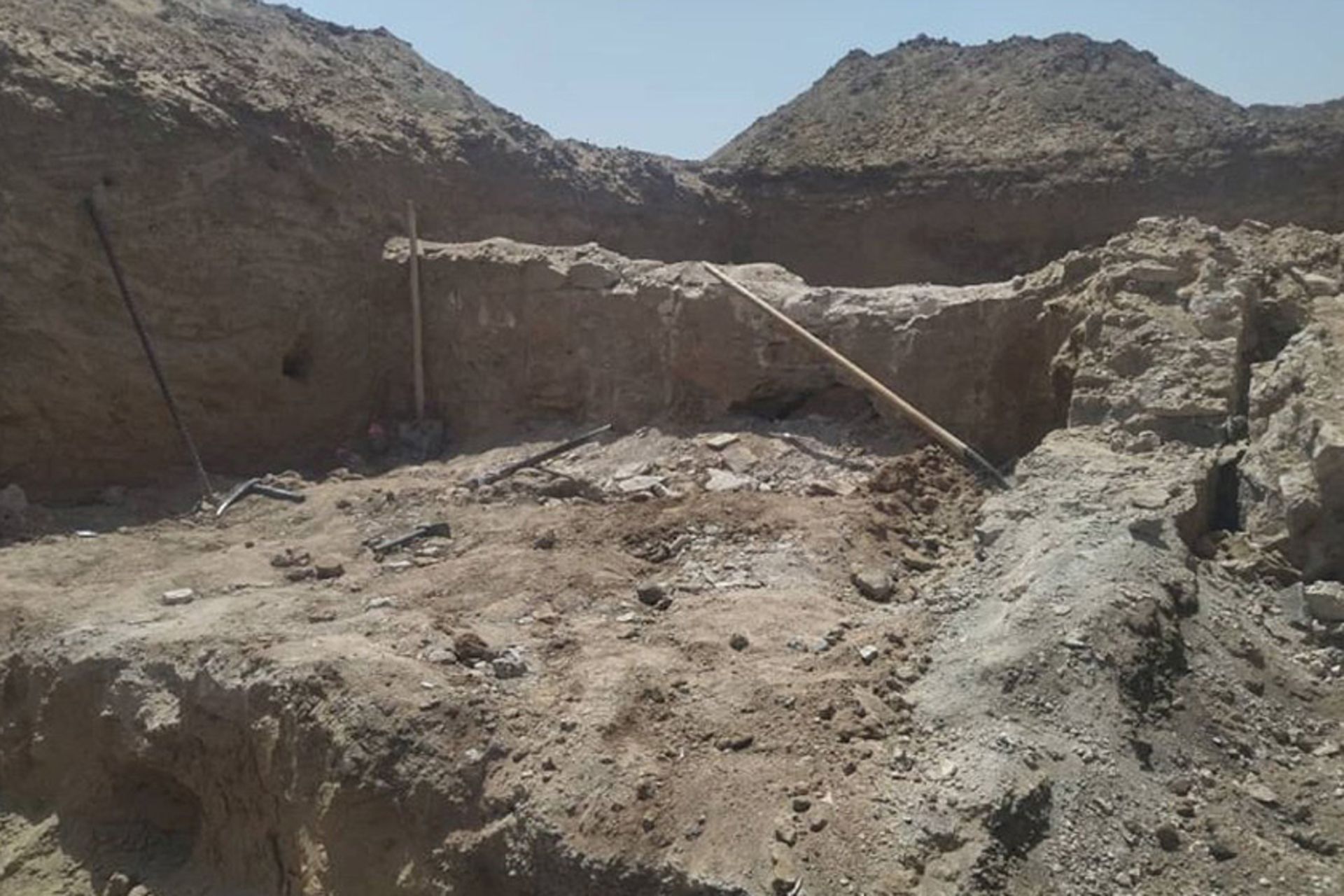 کشف سازه‌ای تاریخی حین خاک‌برداری برای ایجاد استخر در زاوه