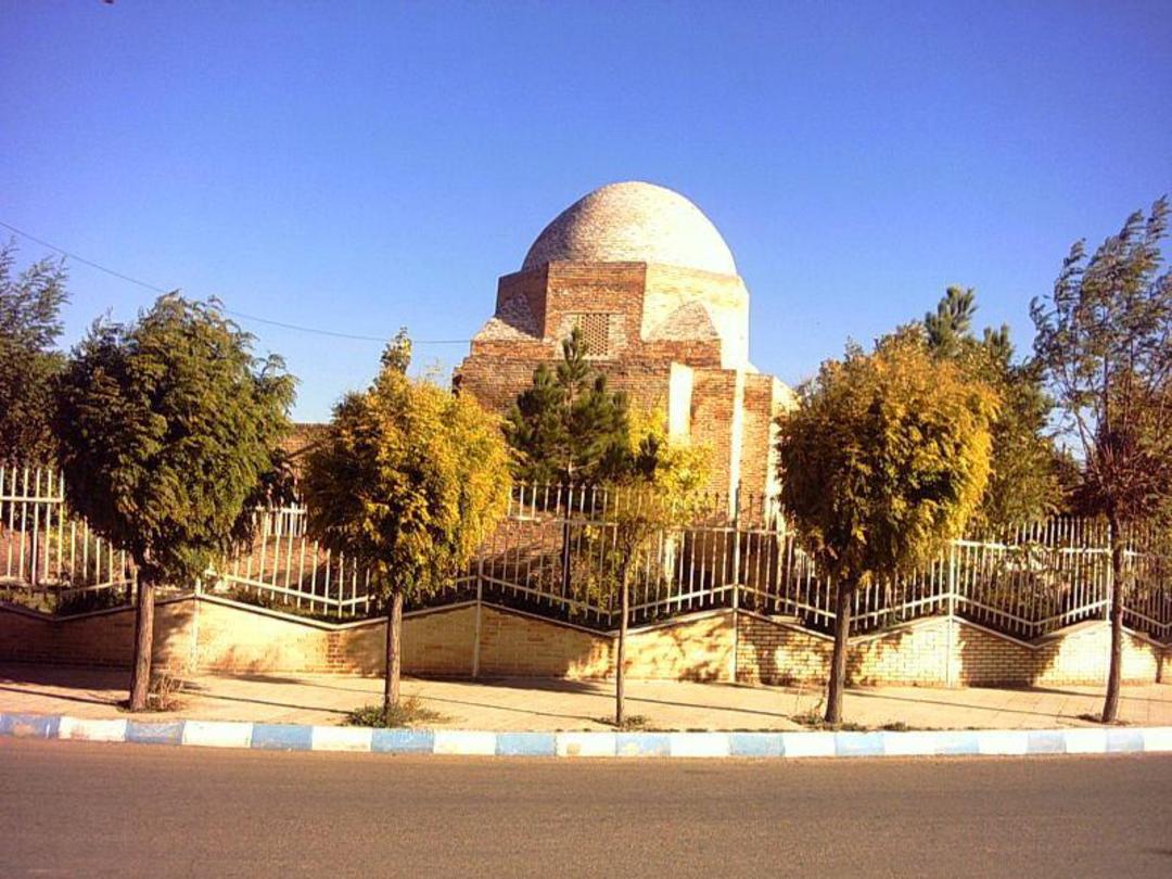 درختان آرامگاه پیراحمد زهرنوش