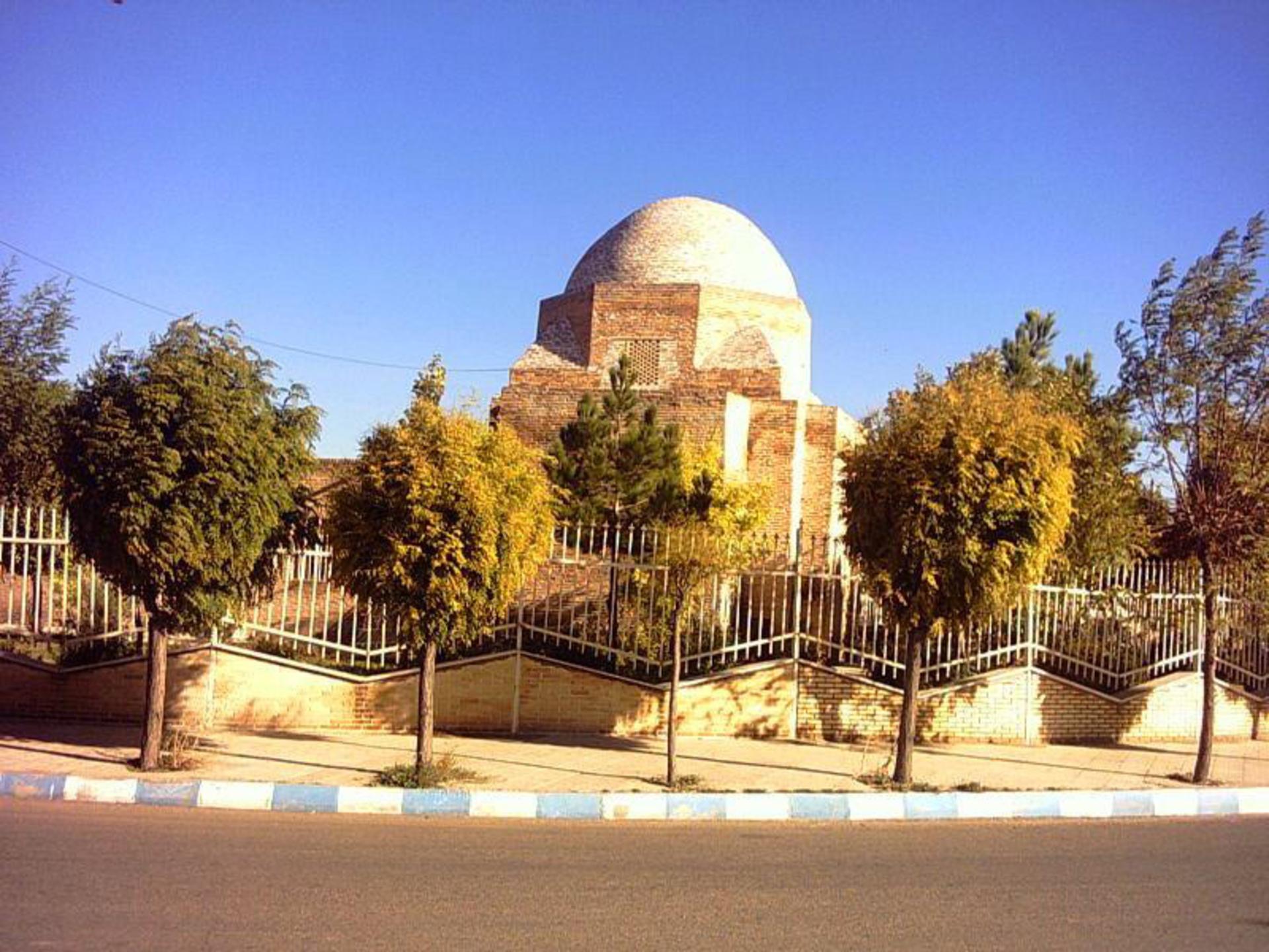 درختان آرامگاه پیراحمد زهرنوش
