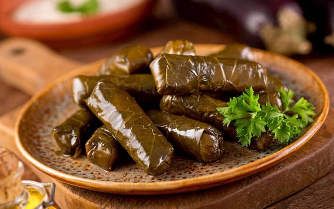 یک بشقاب دلمه برگ مو