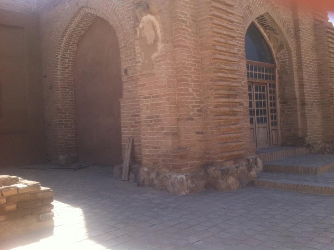 محوطه مسجد جامع قروه