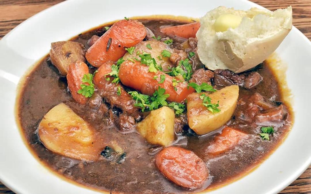 خوراک سیب زمینی و هویج با یک تکه نان