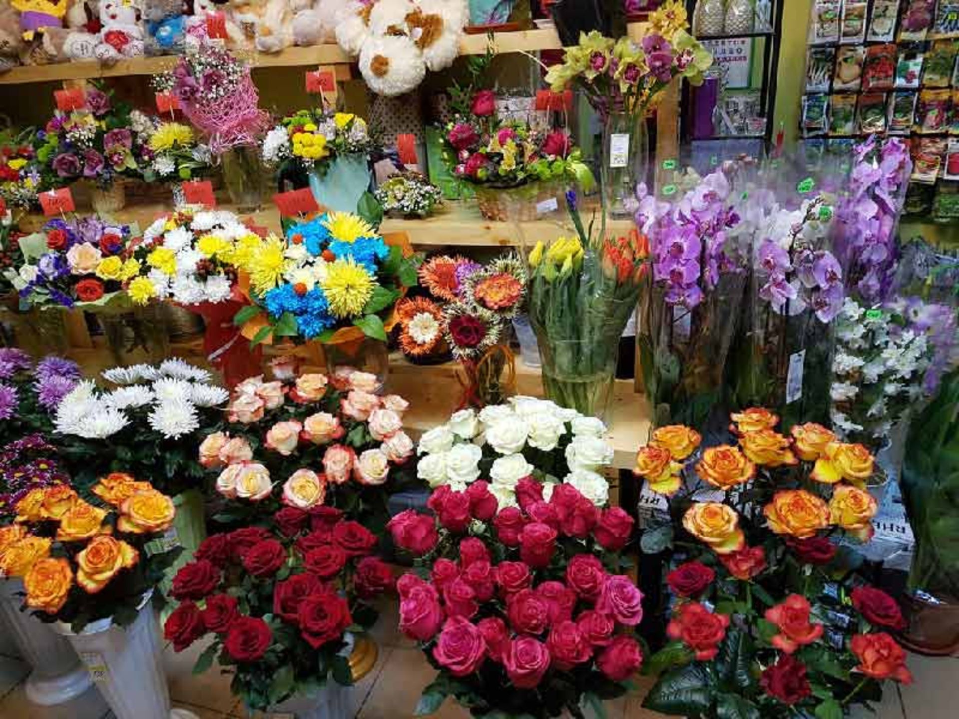 غرفه فروش گل‌های شاخه‌ای و تزئینی