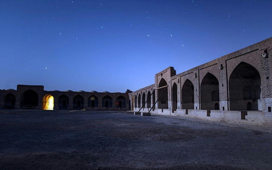 منظره شبانه  کاروانسرای دیر گچین