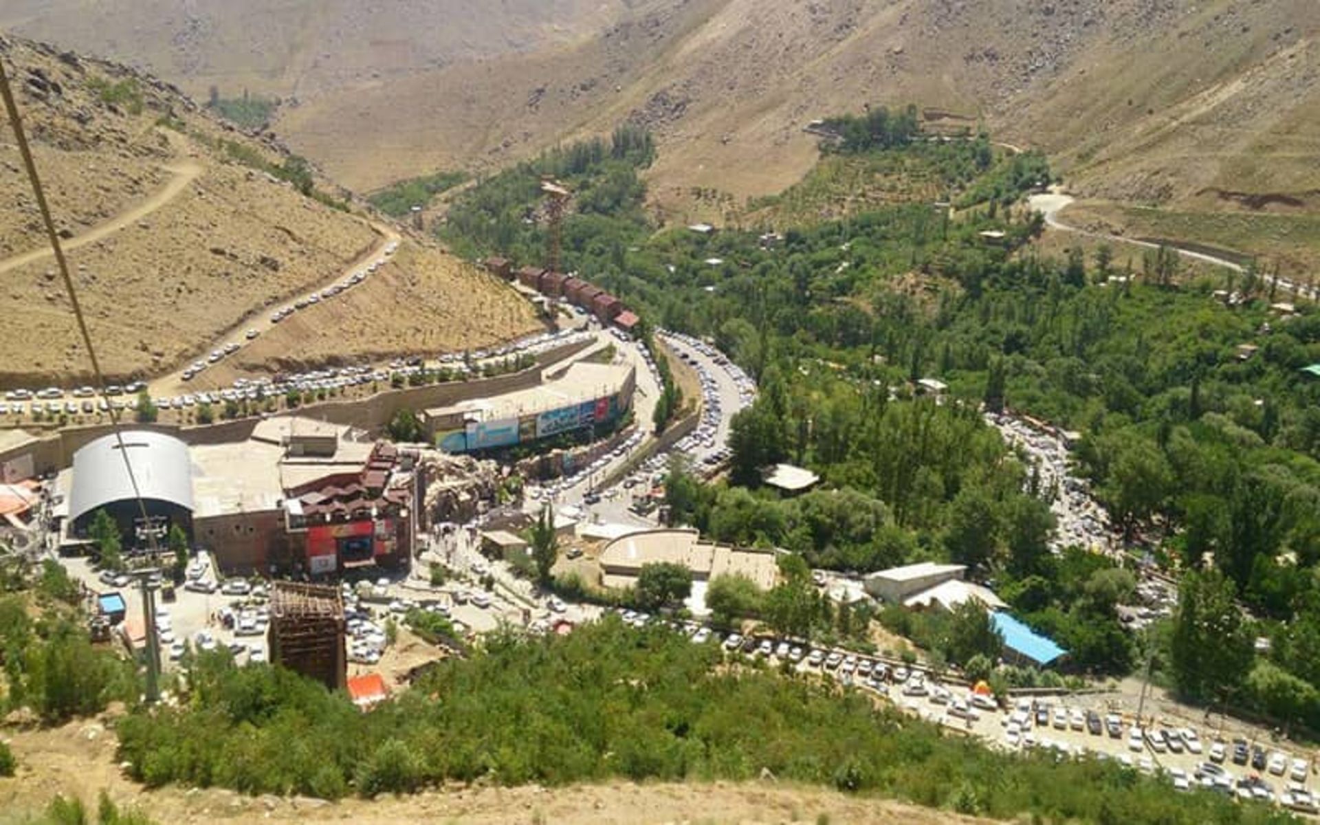منطقه ای کوهستانی و گردشگری با جاده پرپیچ و خم
