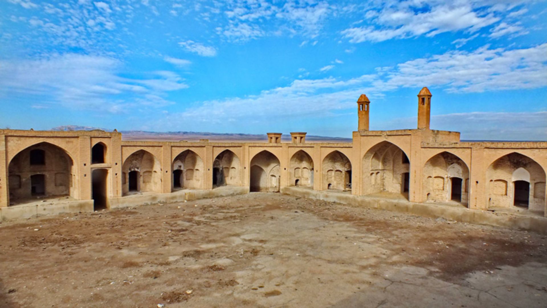 محوطه کاروانسرای حوض سلطان