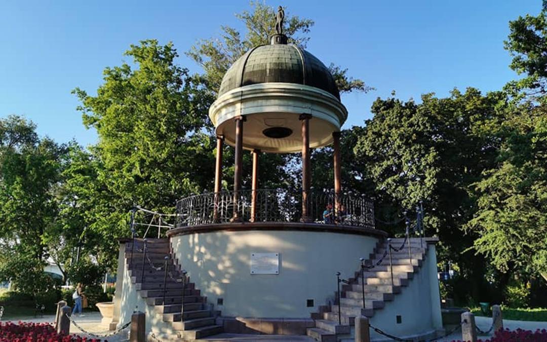 سازه ای با چندین ستون و گنبد بالای ستونی بزرگ و دایره ای شکل