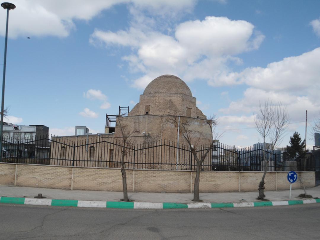 خیابان کناری آرامگاه پیراحمد زهرنوش