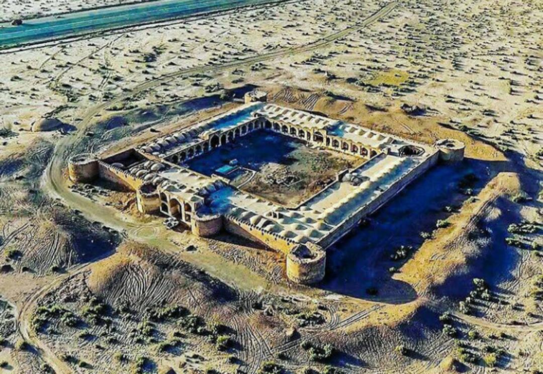 نمای بالایی کاروانسرای دیر گچین