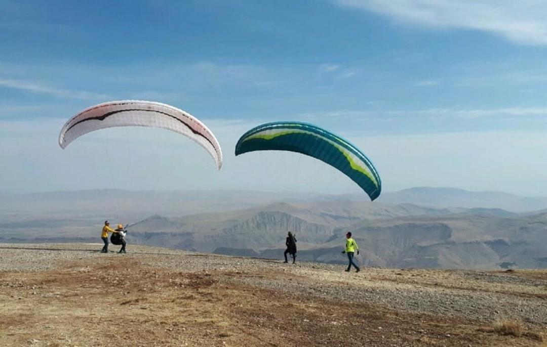 پاراگلایدر در پارک جنگلی کوهسار