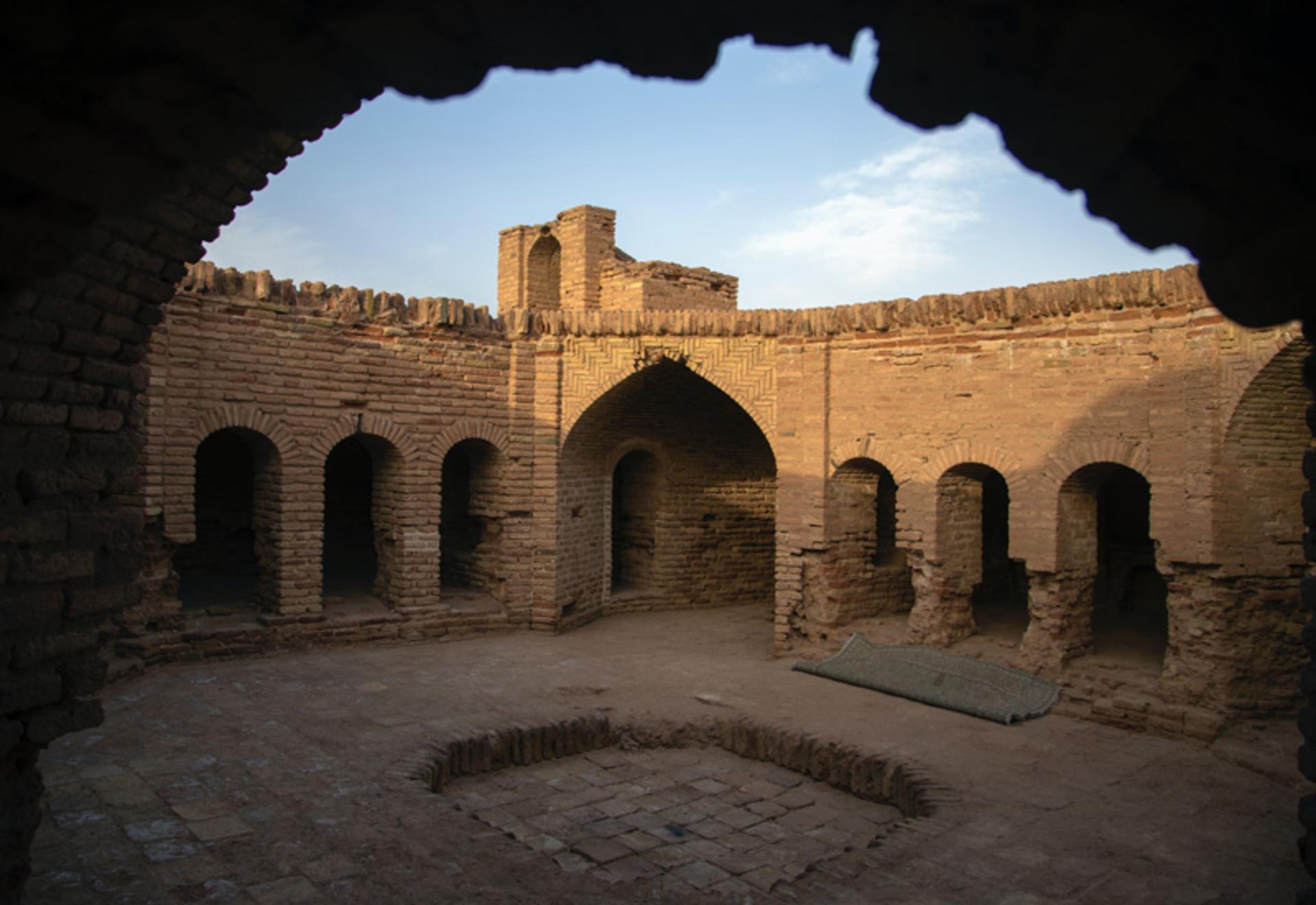 محوطه کاروانسرای دیر گچین
