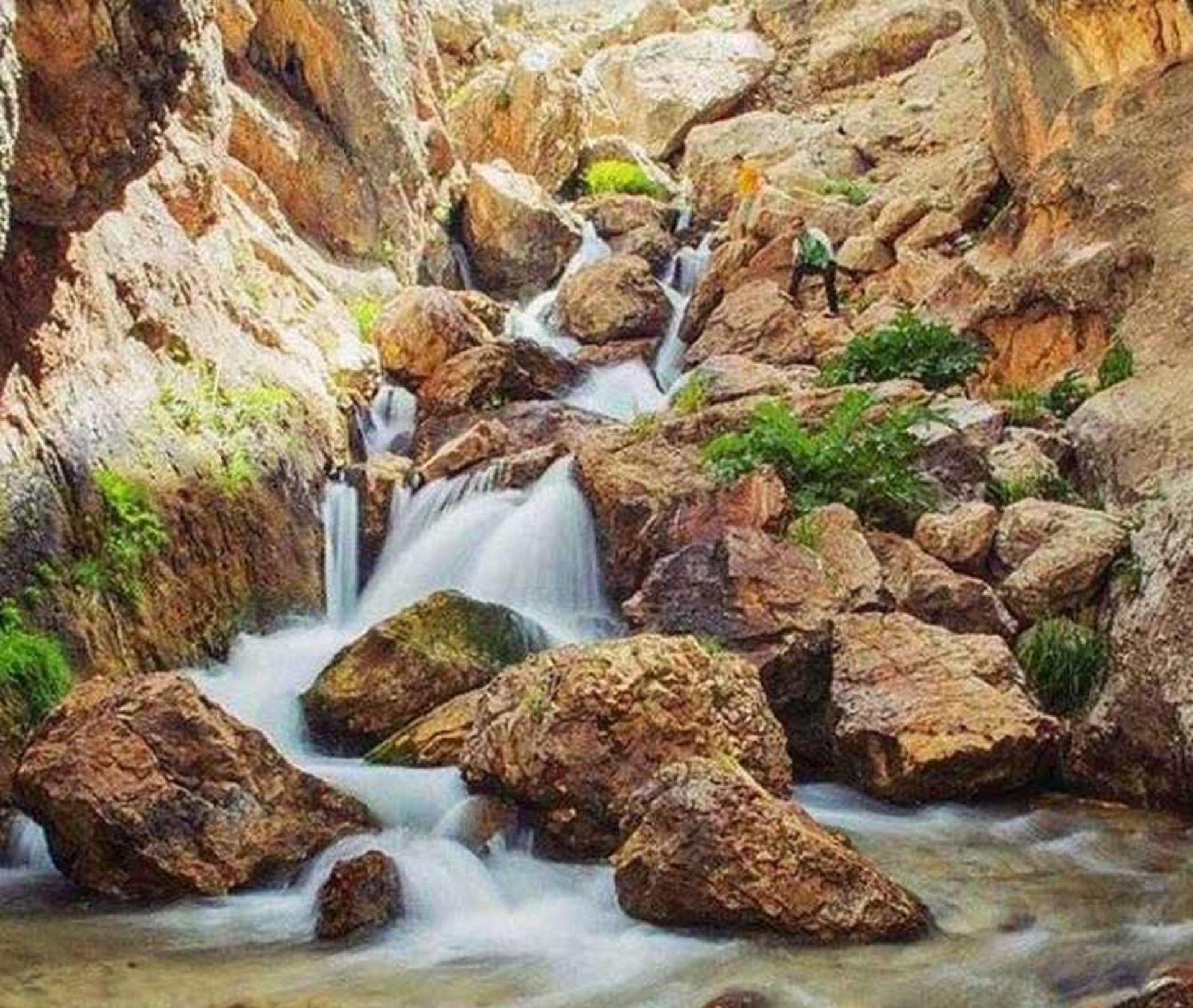 جریان آب روی صخره های تنگه لاسک