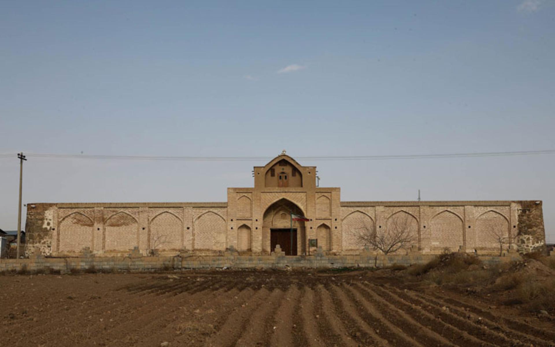 نمای پیشین از کاروانسرای پاسنگان