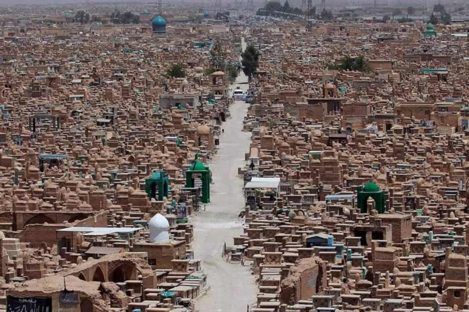 قبر حضرت آدم در قبرستان وادی السلام