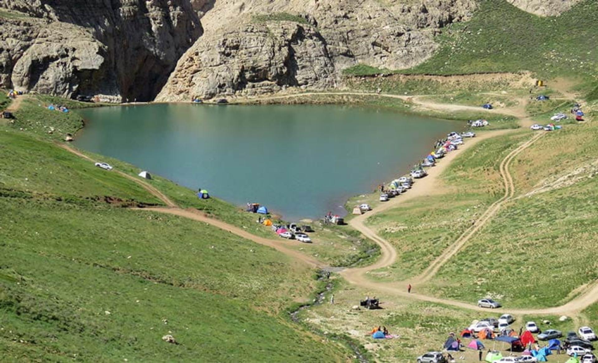 تردد گردشگران در جاده خاکی اطراف دریاچه لزور 
