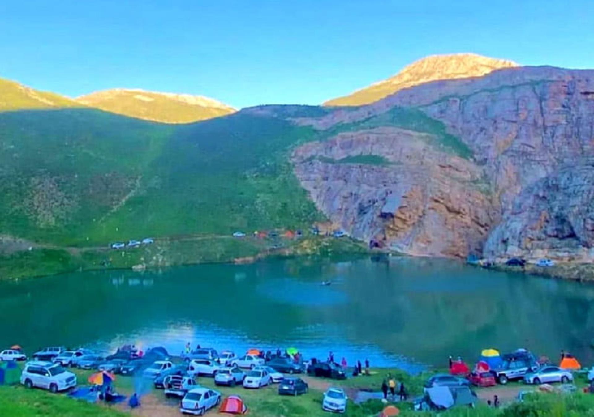 اتراق گردشگران در حاشیه دریاچه لزور