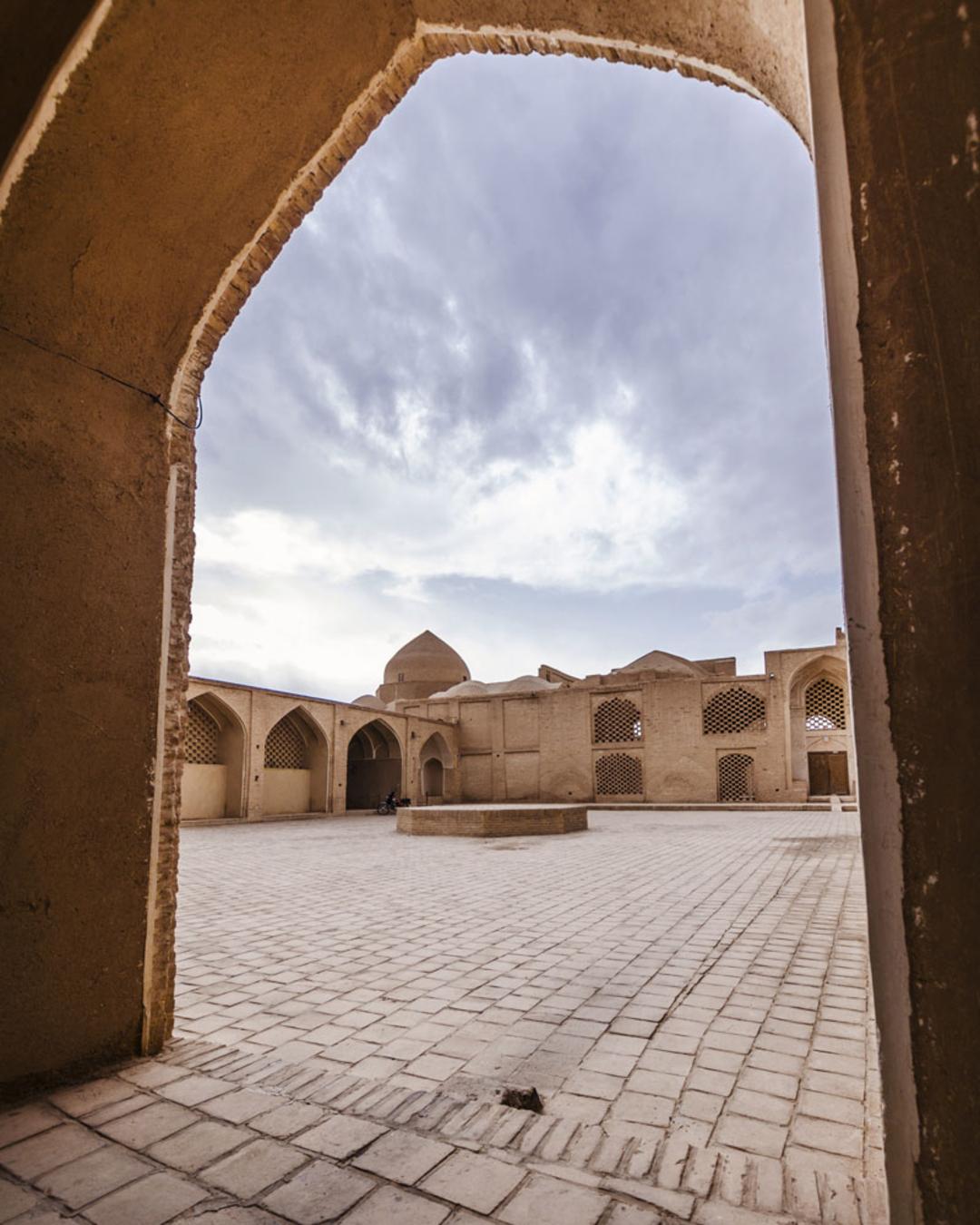 ایوان و محوطه ٰمسجد جامع اردستان