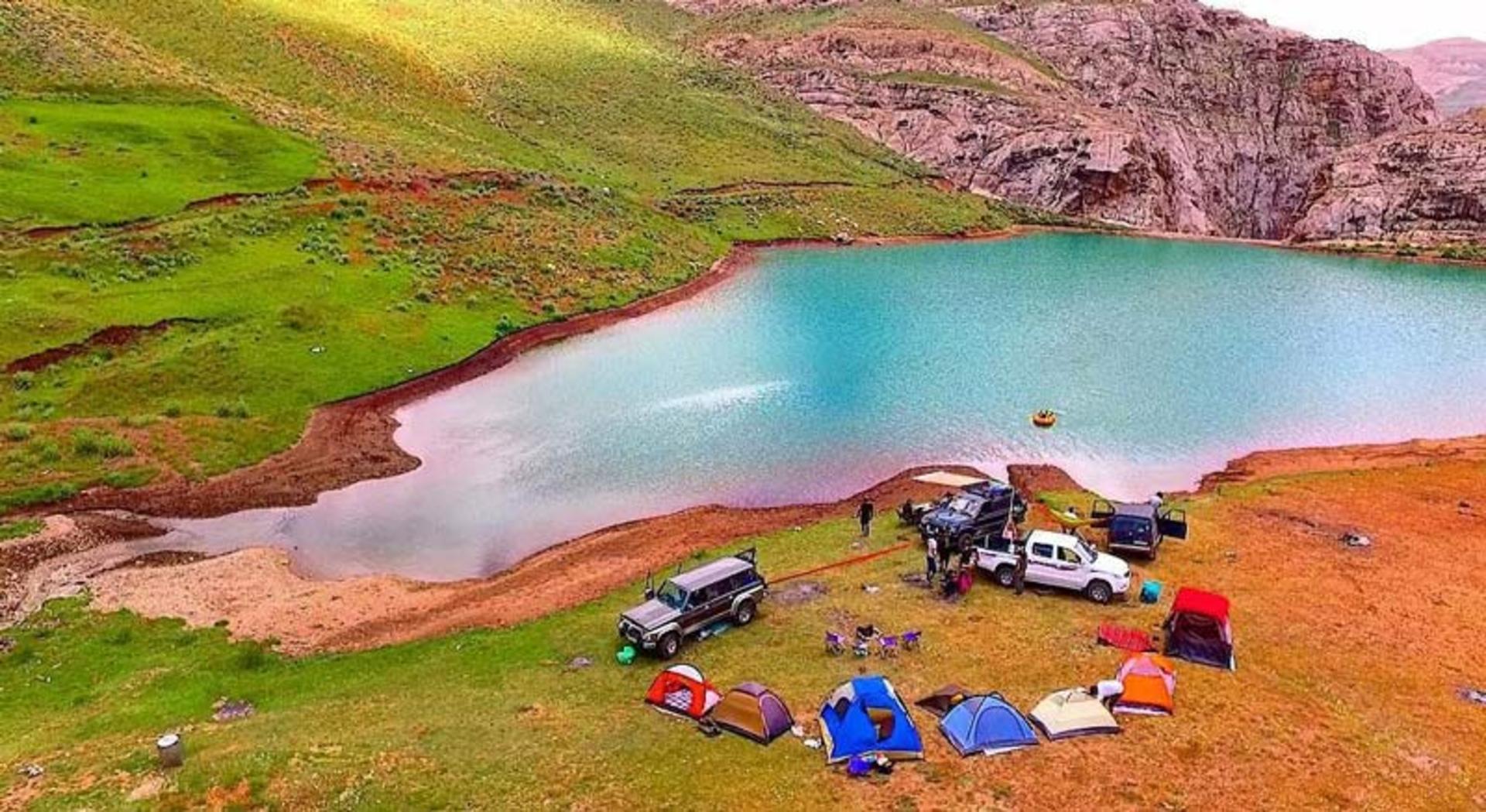 چادرهای کمپ اطراف دریاچه لزور از نمای بالا