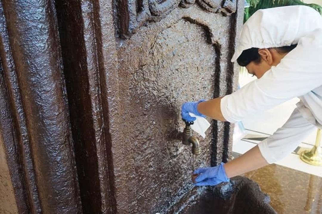 قسمت ورودی موزه شکلات استانبول؛ پذیرایی با فنجان شکلات گرم