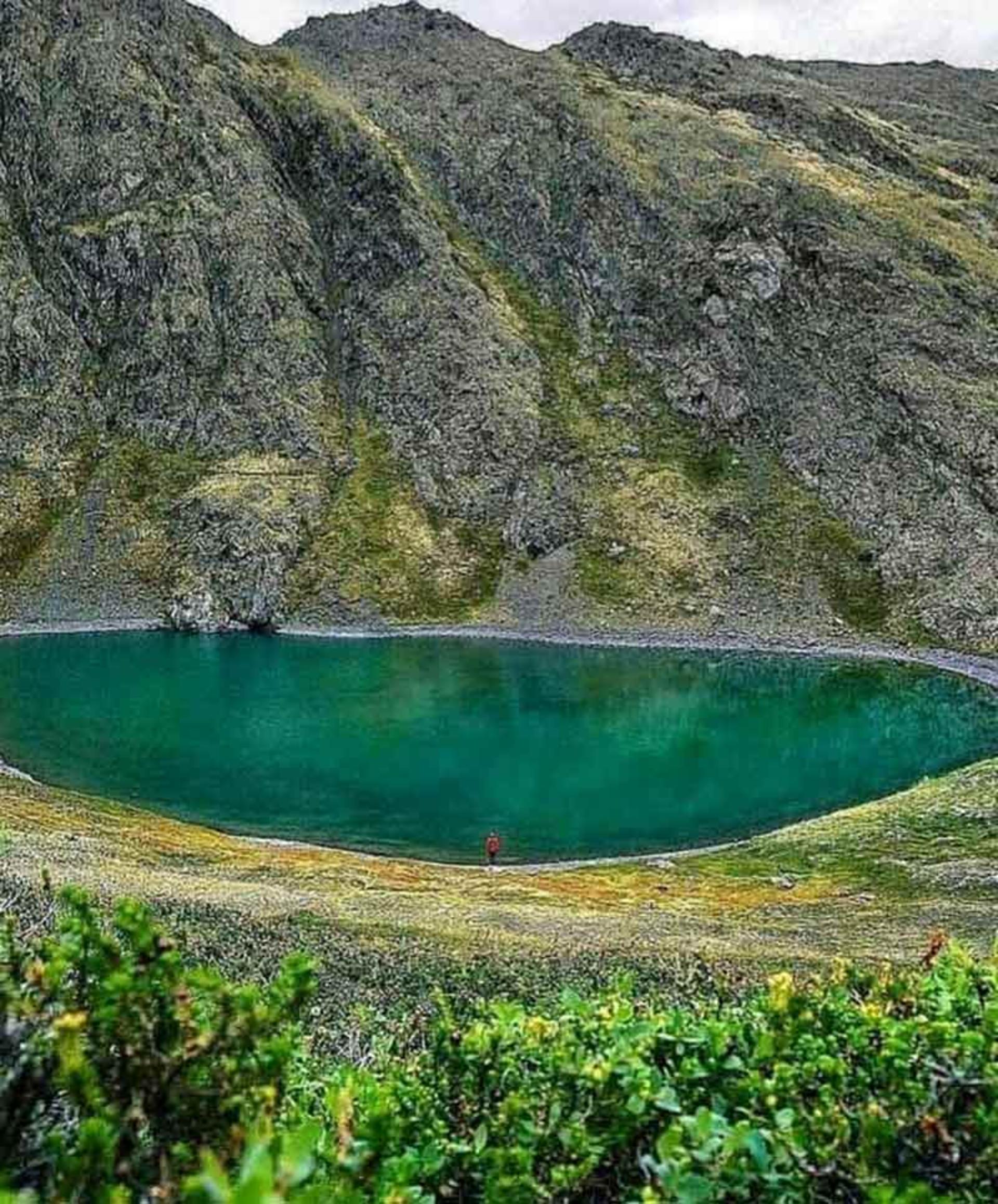 دریاچه لزور میان طبیعت سبز و کوهستان از نمای بالا