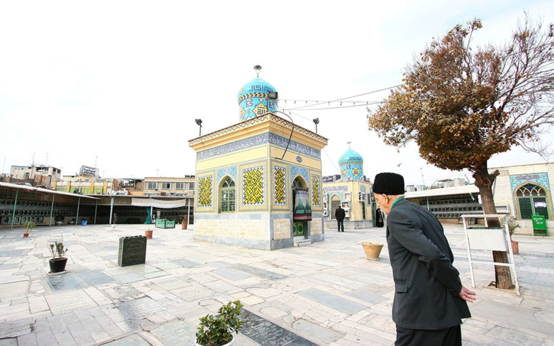بازدیدکنندگان از قبرستان شیخان