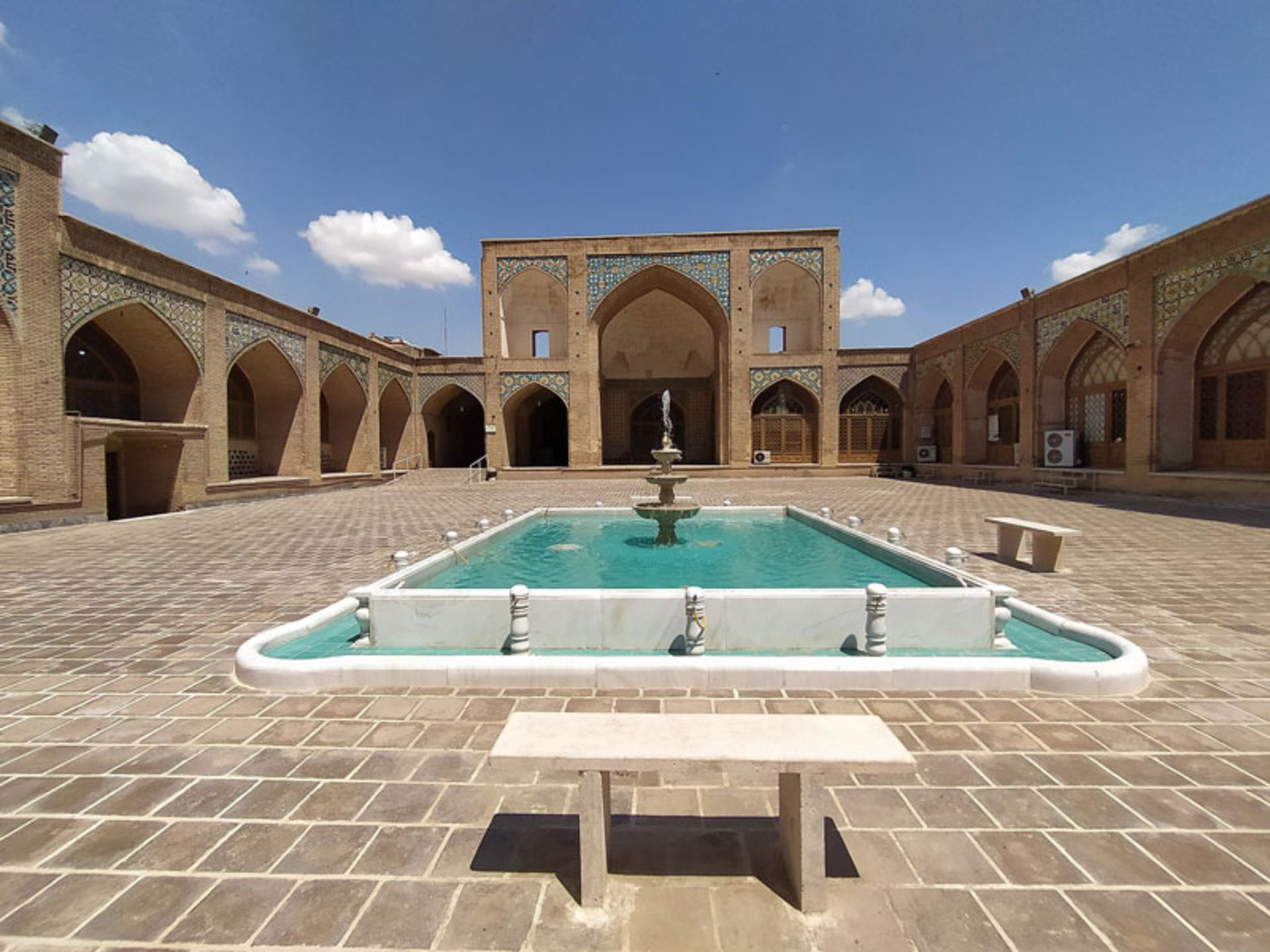 صحن حیاط مسجد جامع قم