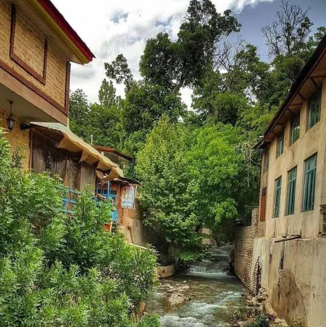 عبور رودخانه برغان از میان خانه های روستای برغان