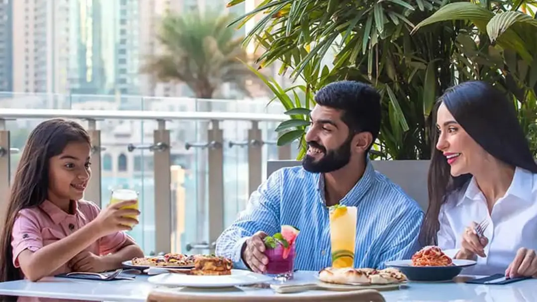 خانواده ای در حال صرف غذا در دبی مال