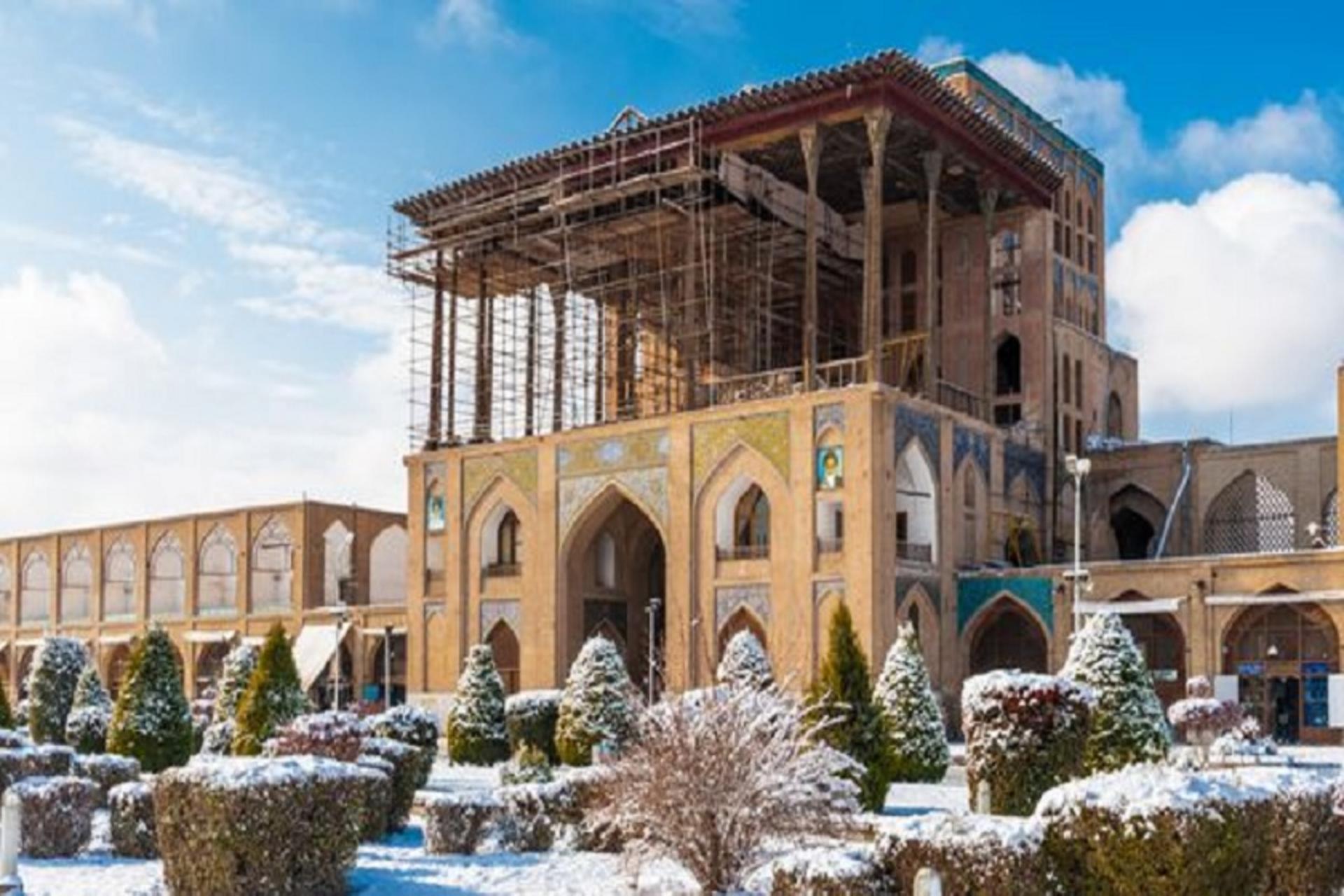 عالی قاپو در برف