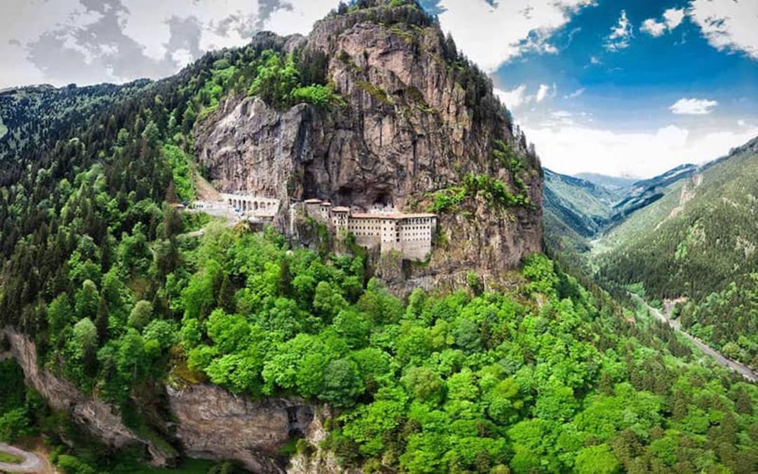 صومعه سوملا در بالای جنگلی سرسبز و روی صخره