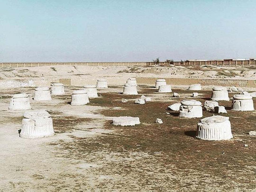 ته ستون های کاخ اردشیر دوم در محوطه باستانی 