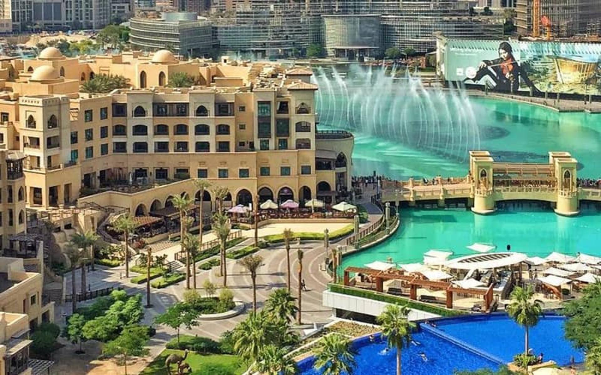 محوطه بیرون دبی مال