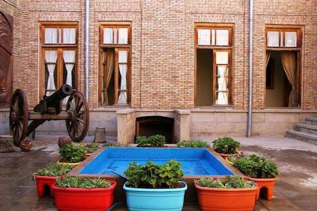 حیاط خانه تاریخی ستارخان