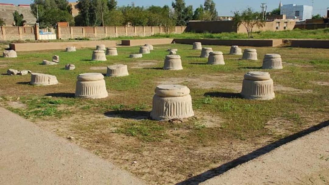 ته ستون های کاخ شاوور شوش از نمای نزدیک